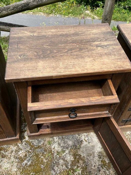 Conjunto de 4 Mesinhas de cabeceira rústicas de madeira.