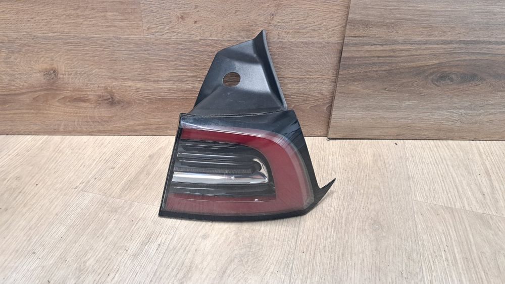 Tesla 3 lampa prawa tylnia tył