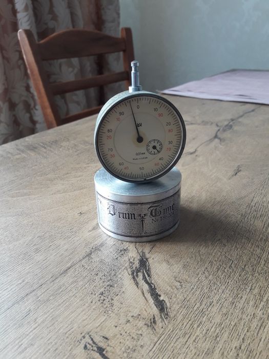 Тюнер для настройки барабанов.