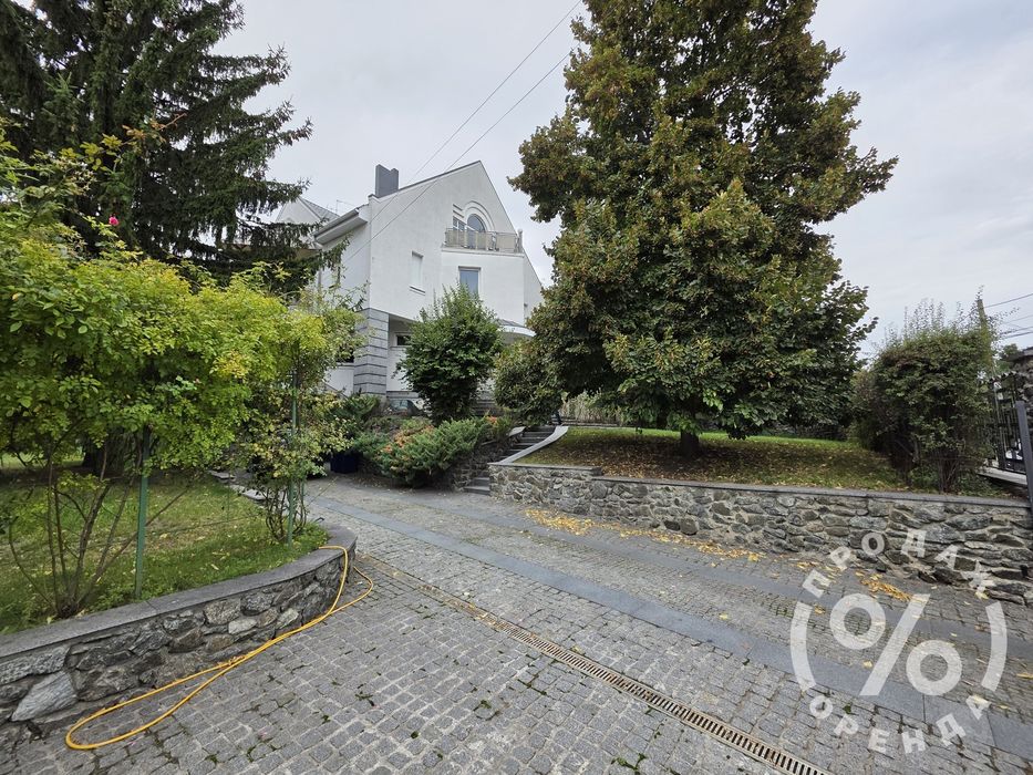 Стильний будинок у центрі з більярдною та камінною кімнатою