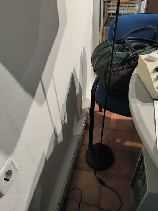 Candeeiro de pé preto com um abajur quadrado