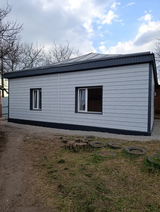 Продам будинок на два окремих входи,Район 4 школа.Загальна площа 98кв.