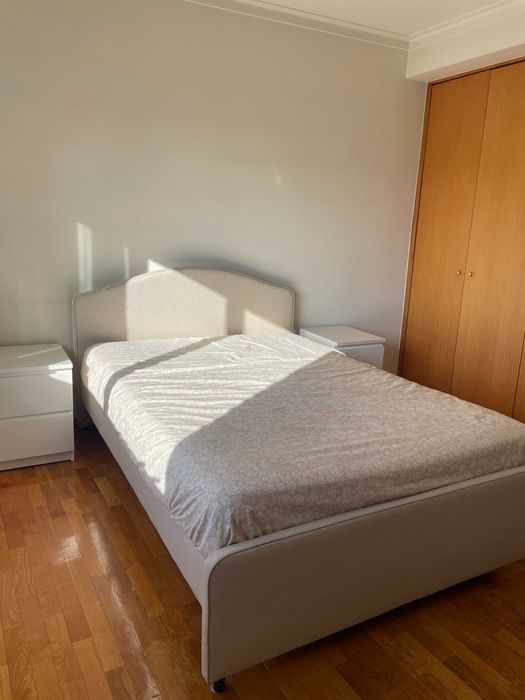 Cama GLADSTAD com estrado e colchão