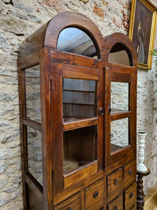 Witryna kolonialna, lite drewno. Z szufladami.