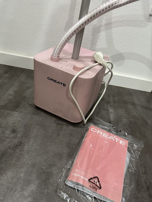 Ferro de engomar de vapor vertical com base