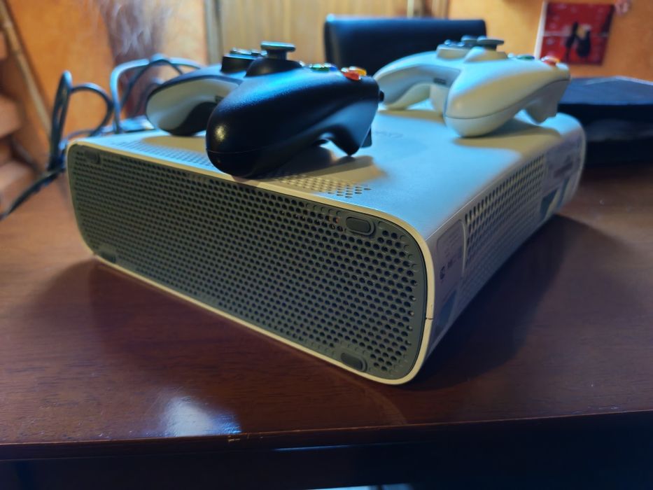 XBOX 360 com 2 comandos