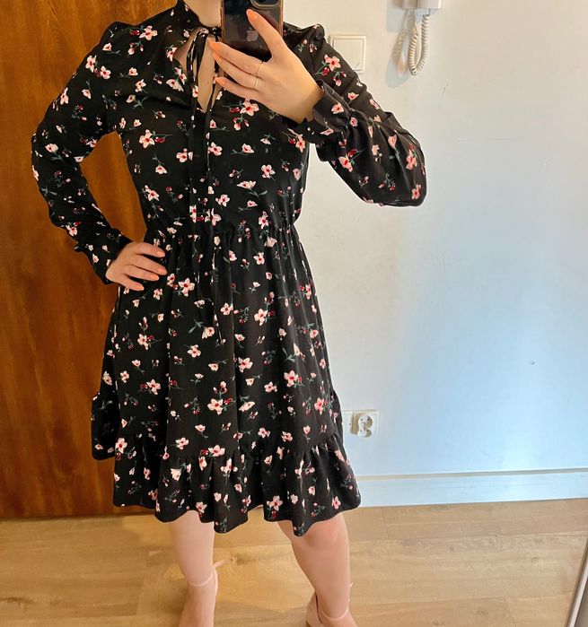 Sukienka czarna w drobne kwiatki rozmiar L