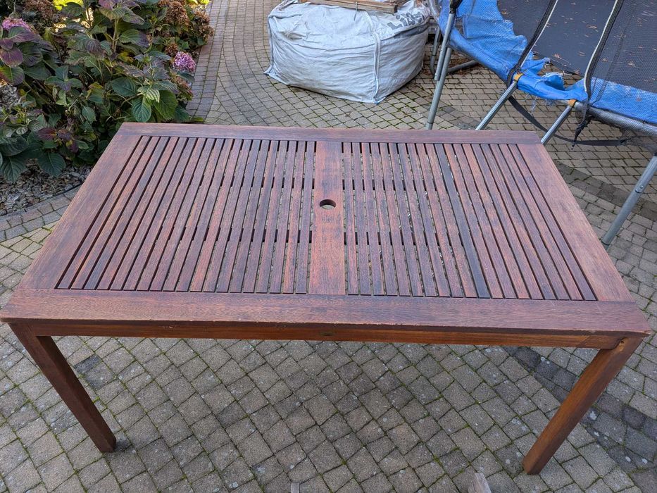 Ogrodowy stół I dwa krzesła.