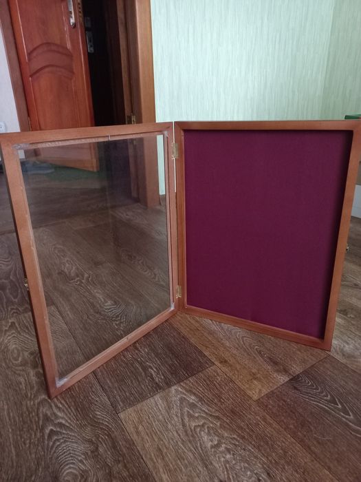 Дві виставочні рамки з стеклом для експонатів