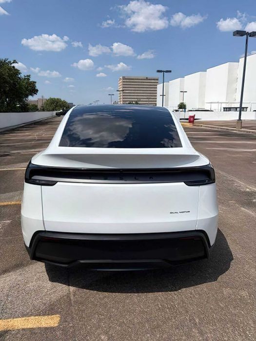 Tesla Model Y      2026