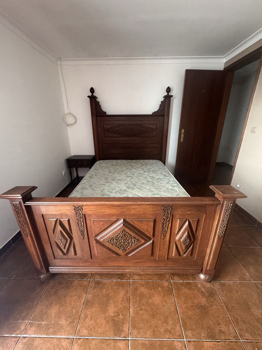 Cama antiga de madeira