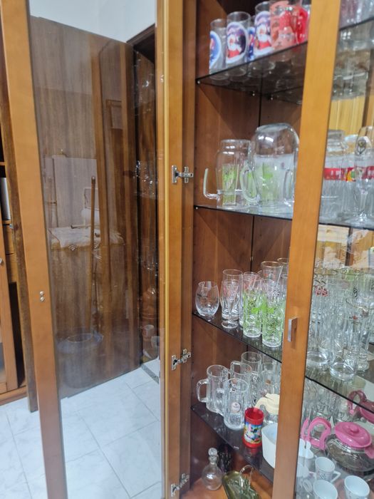 Móvel em Madeira com Portas de Vidro, espelhado