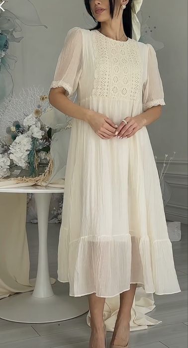 Сукня святкова.молочного кольору