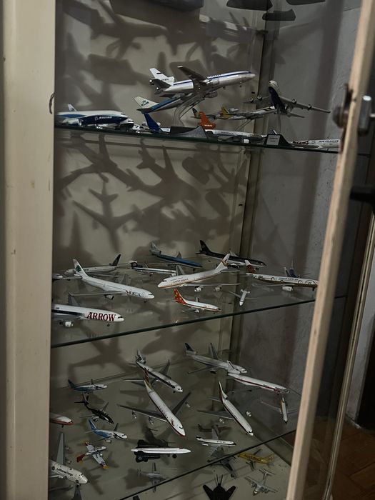 Vitrina de exposição + coleção de aviões em miniatura