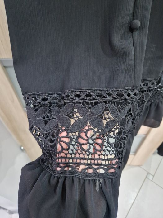 Czarna sukienka z gipiurą M