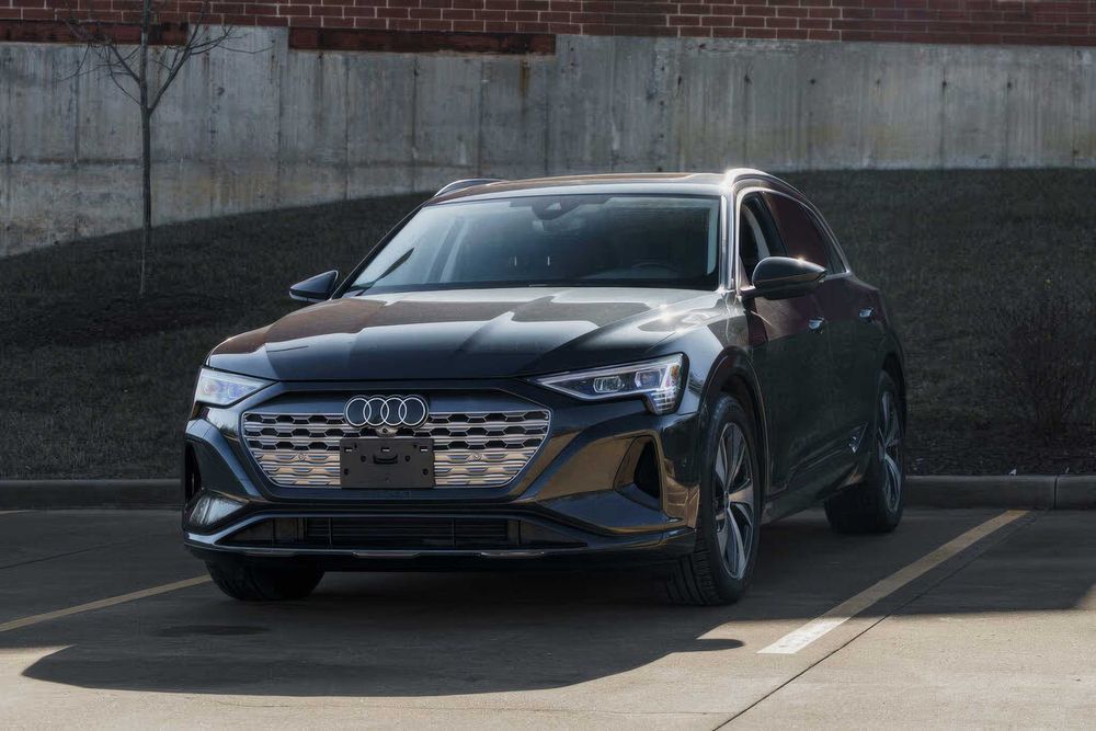 Audi Q8 e-tron quattro Premium Plus      2024