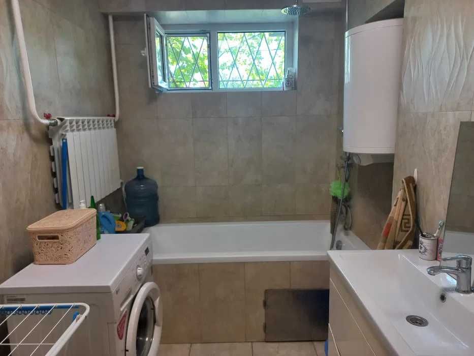 (13)Продам просторий 2-поверховий будинок в центрі с. Молодіжне.