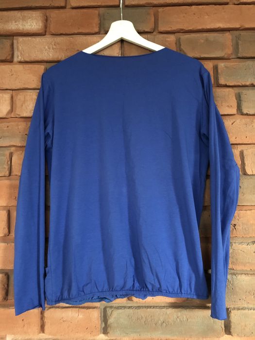 Granatowa bluzka z wycięciem