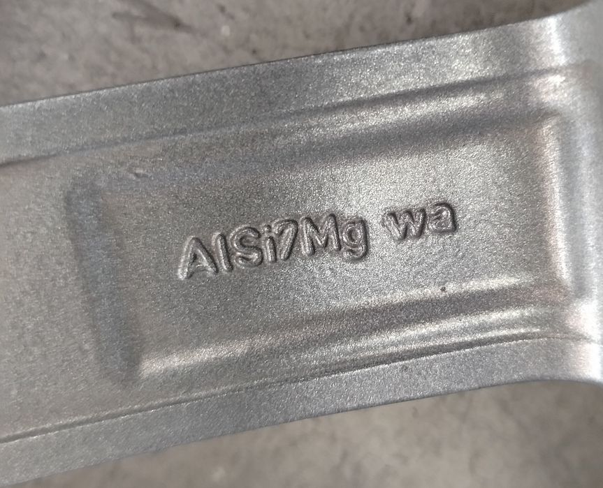 Felgi aluminiowe z oponami zimowymi.