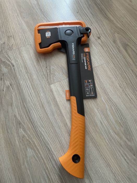 Fiskars siekiera X18