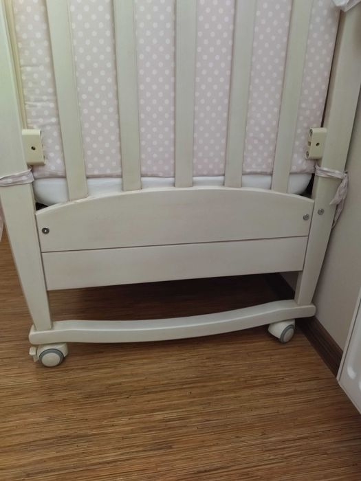 кровать из натурального дерева