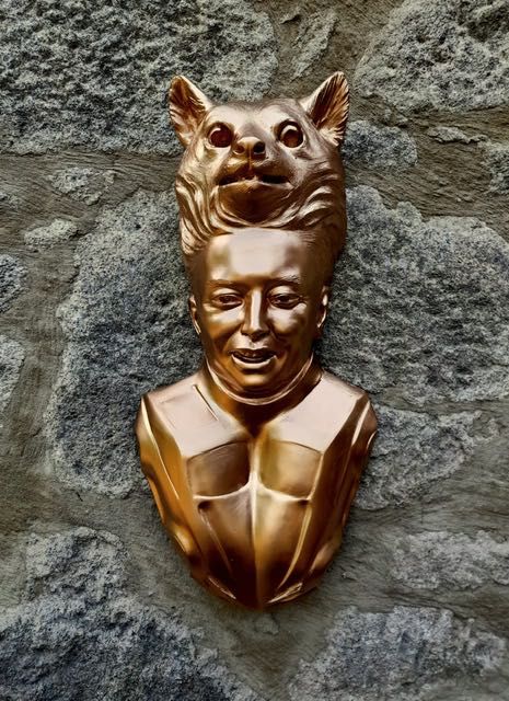 Escultura única de Elon Musk com cabeça de lobo