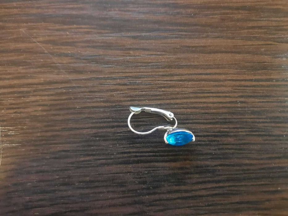 Одна сережка с голубым камушком серьги бижутерия