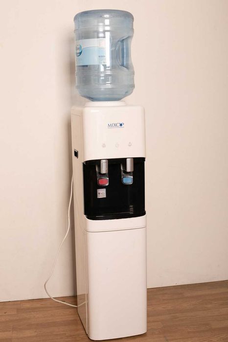 Dispensador de Água Fria e Quente com Compartimento Fresco