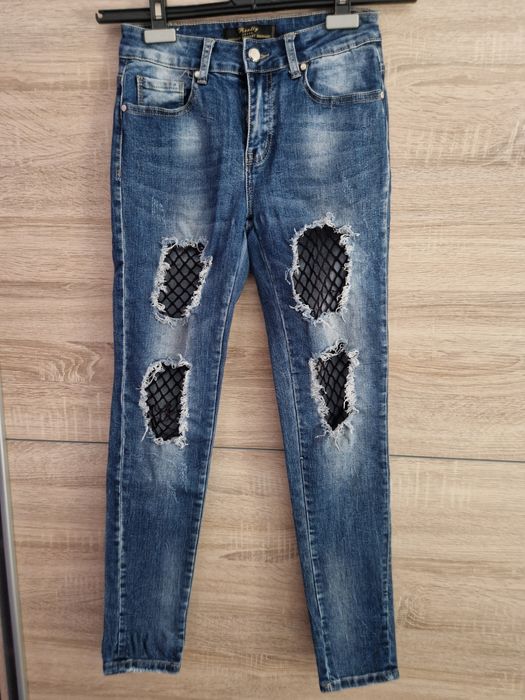 Jeansy z dziurami
