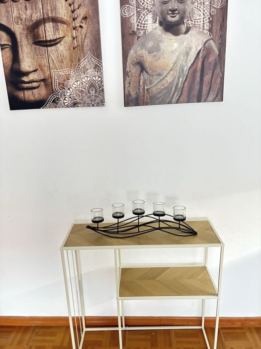 Vendo mesa de entrada nova com apoio de velas novo e dois quadros