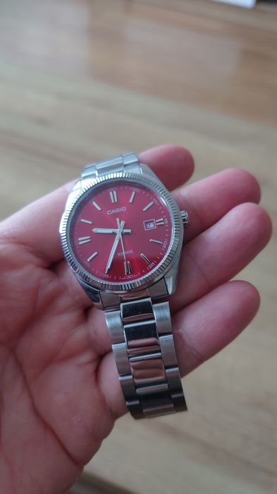 Zegarek męski Casio z czerwoną tarczą