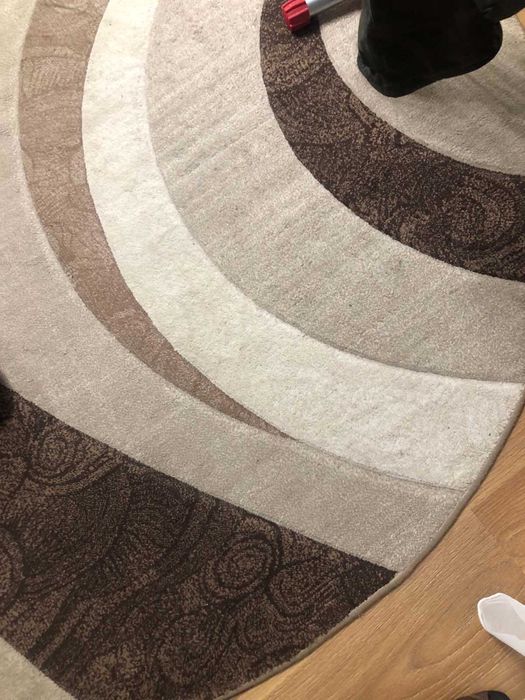 Килим овальної форми в гарному стані,розмір 2/4