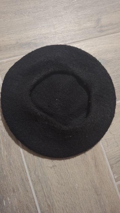 Берет чорного кольору