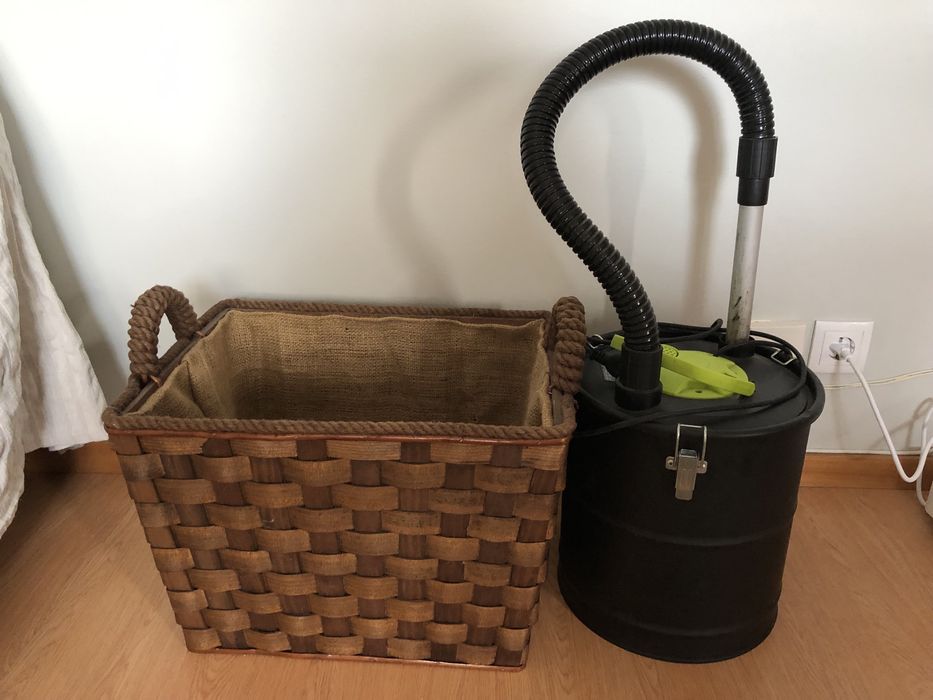 Cesto para lenha em verga novo e aspirador de cinzas como novo