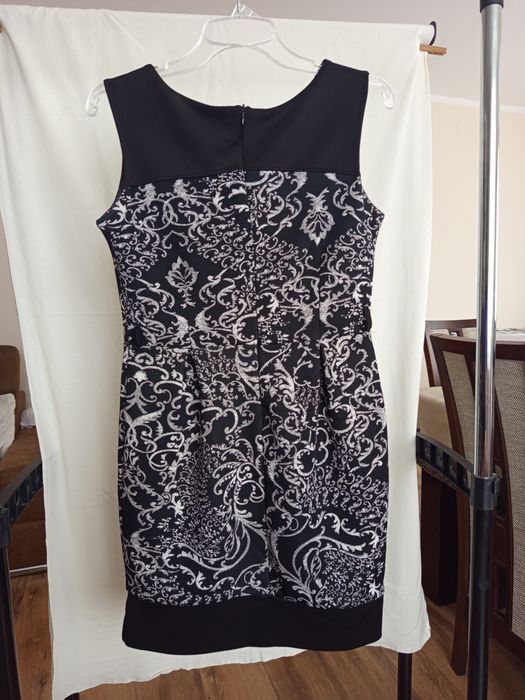 Czarno biała elegancka sukienka przed kolano