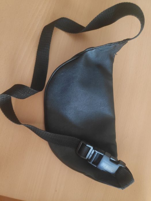 Bolsa de cintura em pele