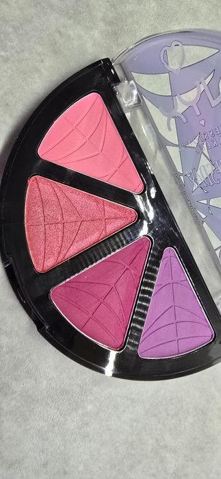 Paleta róży NYX edycja Wednesday