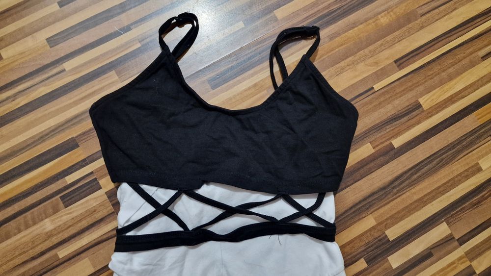 Czarny crop top na ramiączkach