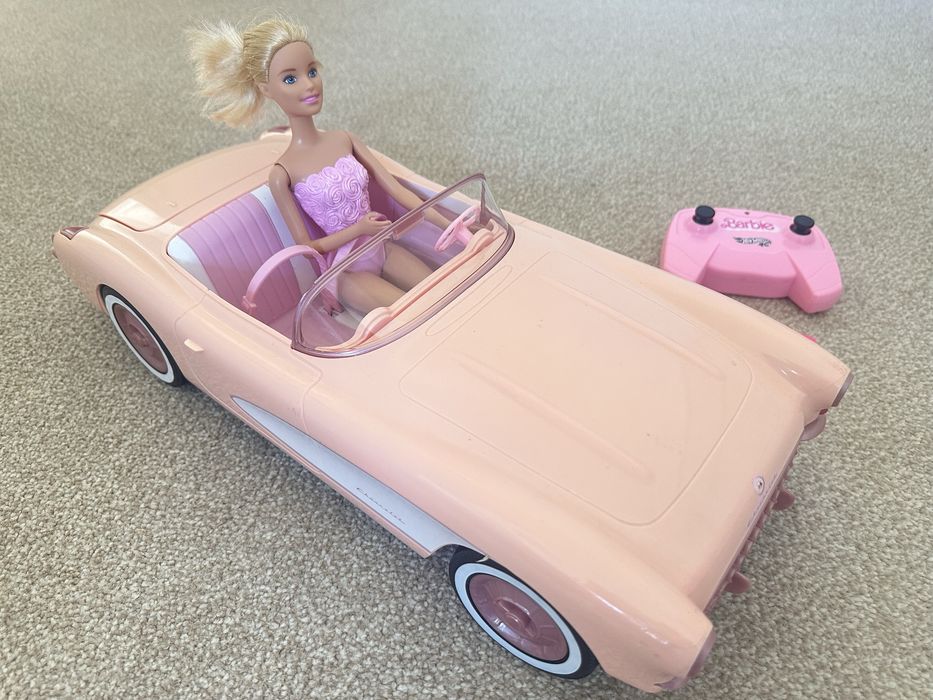 Вінтажна Barbie  в кабріолеті