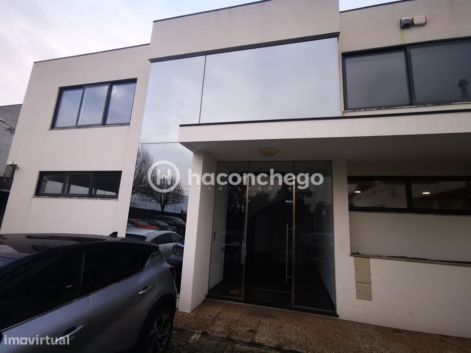 Espaço de escritórios/salas para arrendar em Lijó Barcelos
