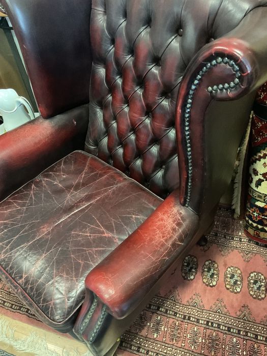 Cadeirao chesterfield cabedal castanho vintage ,discrição abaixo
