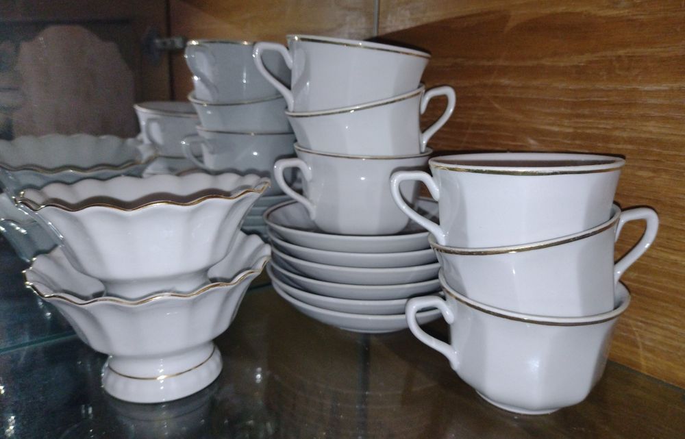 Набори посуду різні.