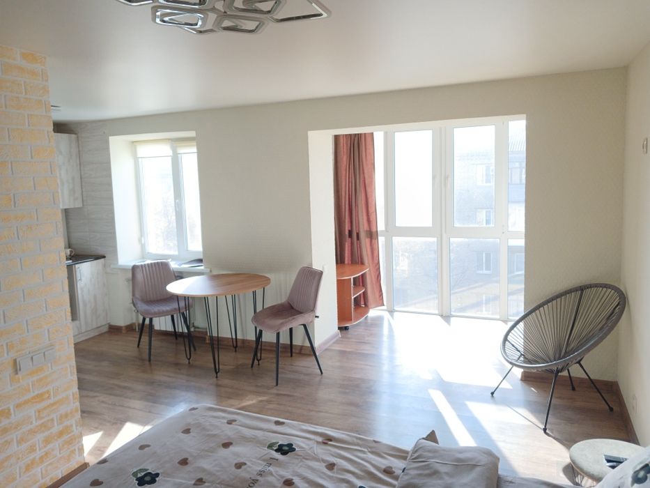 Посуточно квартирая студия светлая центр!