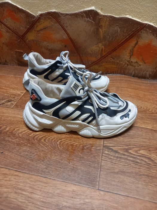 Кроссовки на высокой подошве