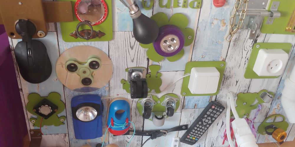 Tablica manipulacyjna sensoryczna edukacyjna