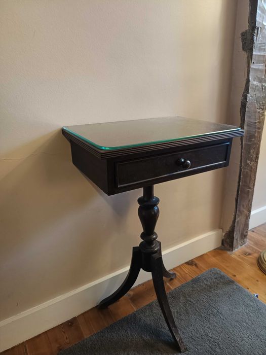 Mesa de apoio antiga, pé de galo com 1 gaveta