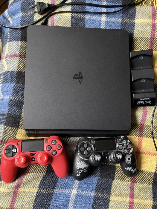 Продам Sony Playstation 4 slim 1tb з двома геймпадами в хорошому стані