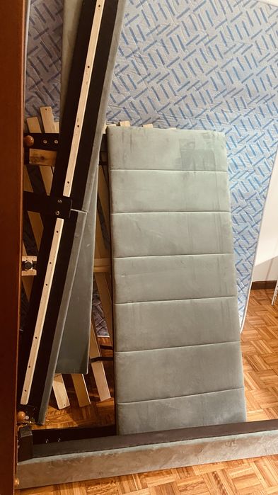Cama e colchão e 3 cadeiras