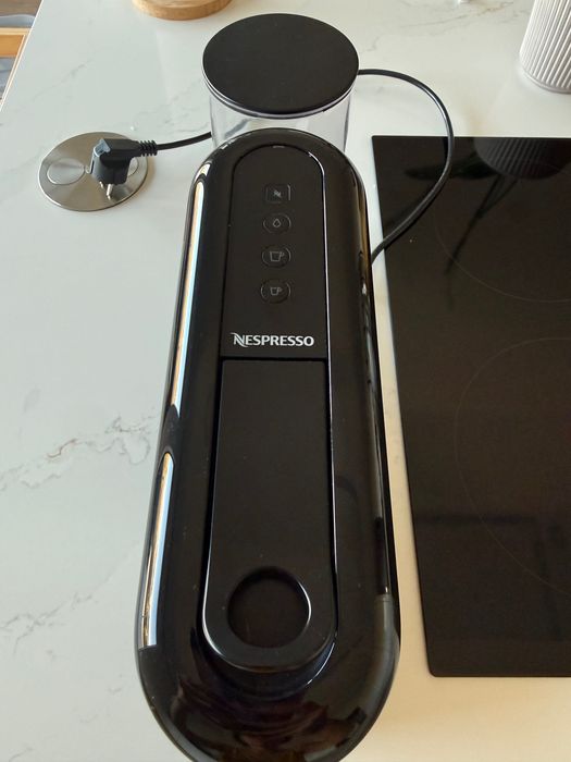 Máquina café Nespresso Essenza Plus