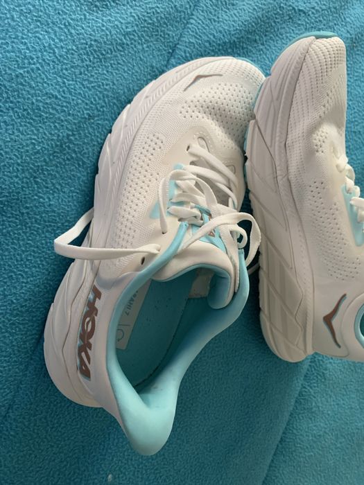 Tenis Hoka modelo arahi7